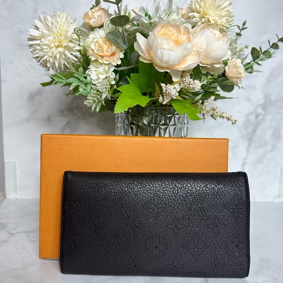 🔥 LOUIS VUITTON MAHINA LEATHER BLACK AMELIA WALLET🔥 - Picture 4 of 11